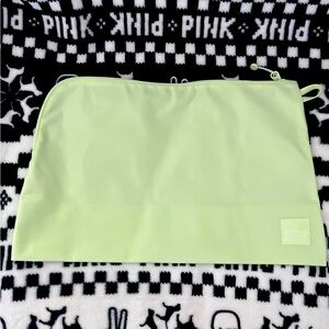 Lululemon lightweight pouch 9L NEW